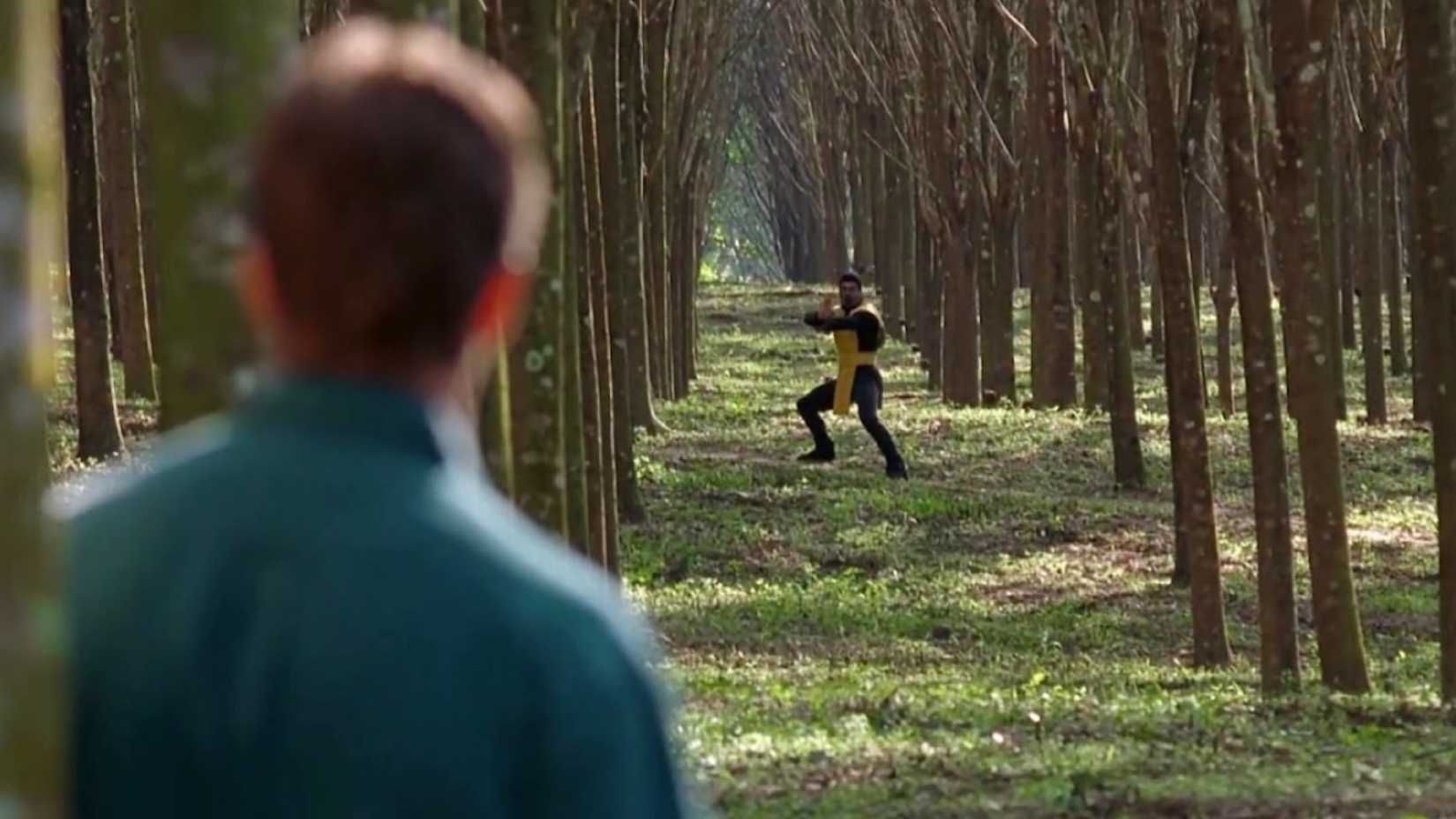 Johnny Cage (Linden Ashby) enfrenta Scorpion (Chris Casamassa) na floresta em Mortal Kombat (1995)