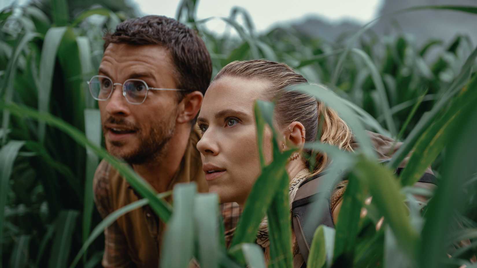 Jonathan Bailey como Loomis e Scarlett Johansson como Zora em Jurassic World: Rebirth