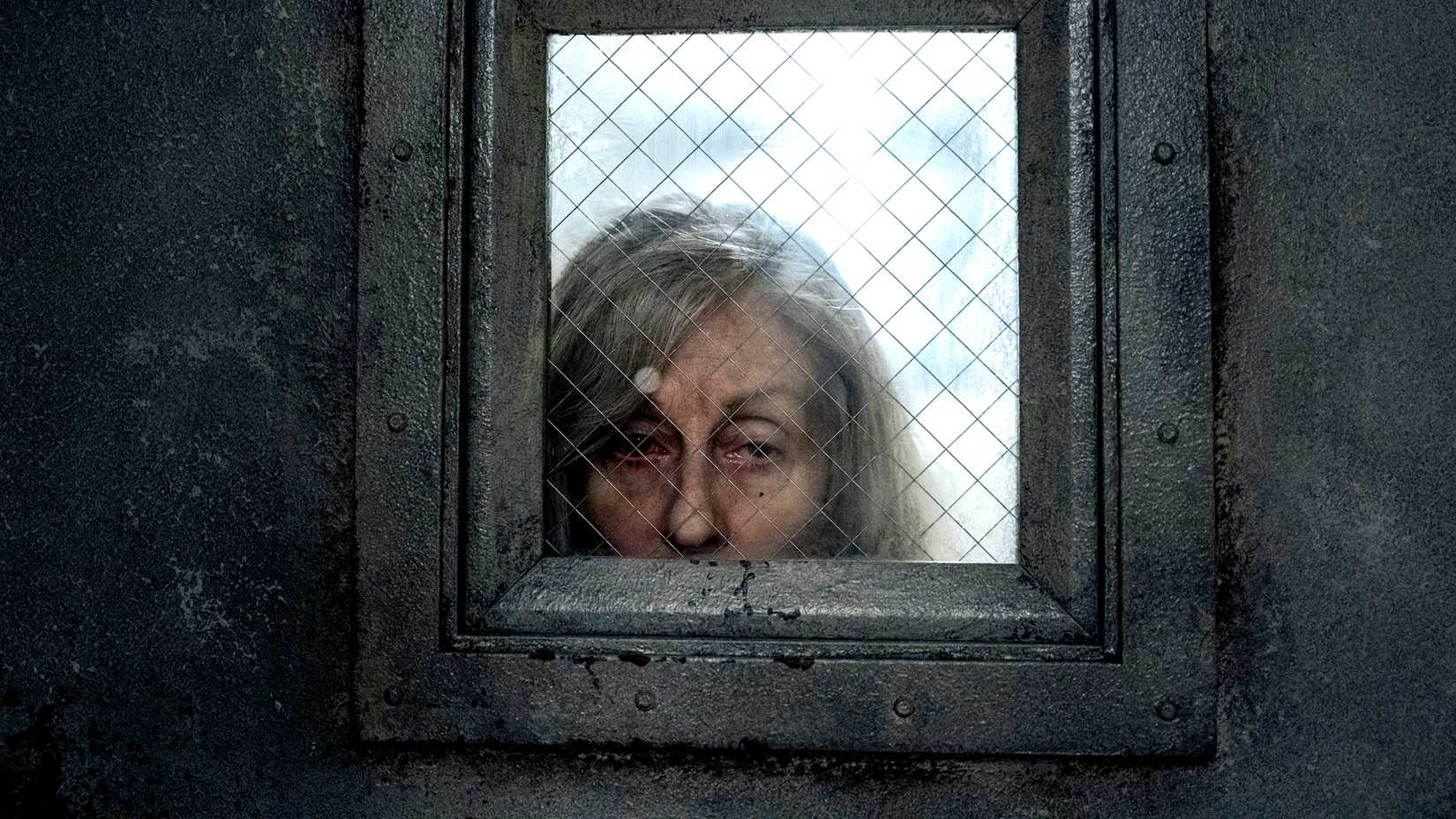 Dorry (Judith Light) observa através da janela da porta de prata com sangue nos olhos em The Terror