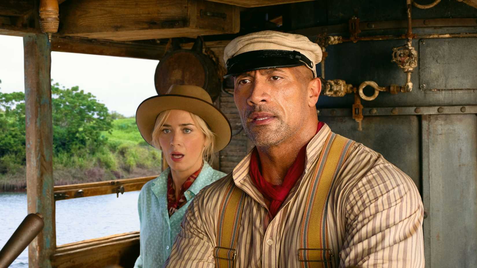 Emily Blunt como Dra. Lily Houghton e Dwayne Johnson como Frank Wolff em Jungle Cruise