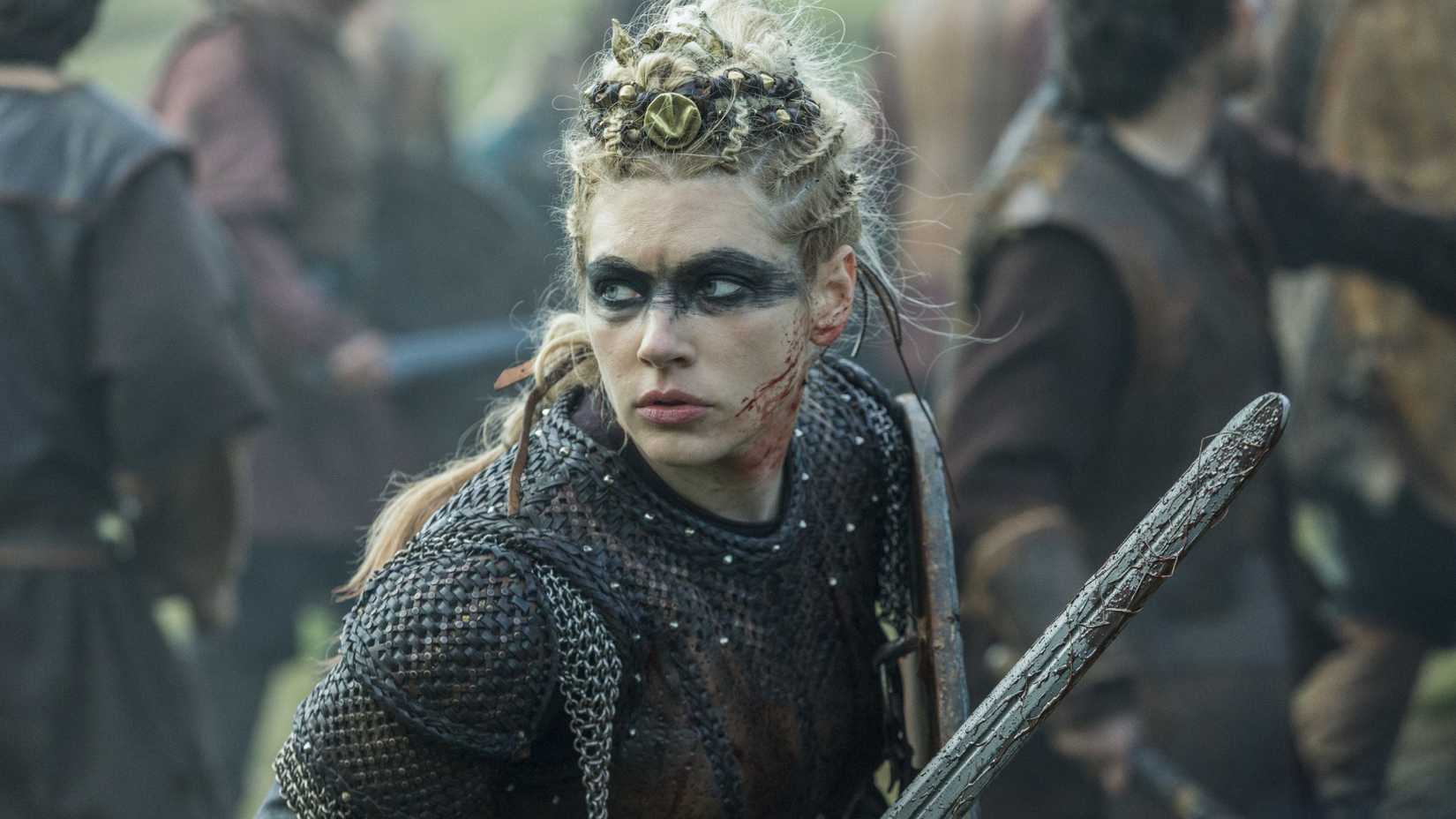 Katheryn Winnick como Lagertha em cena de batalha no episódio 5x10 de Vikings