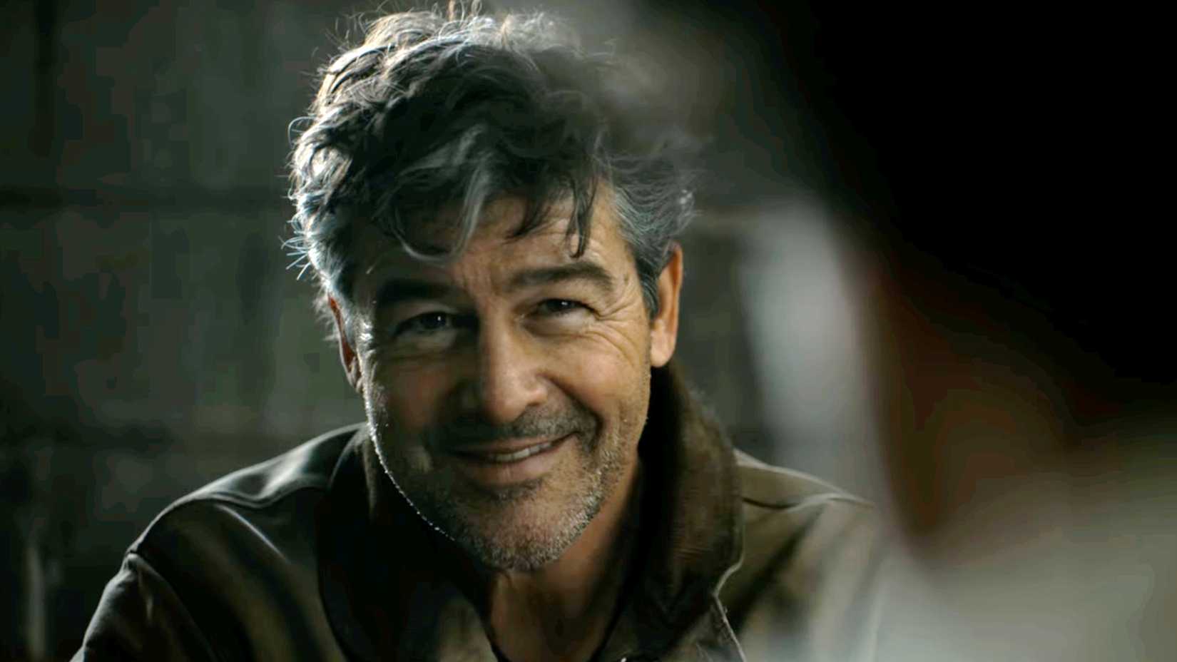 Kyle Chandler sorri em Lanterns