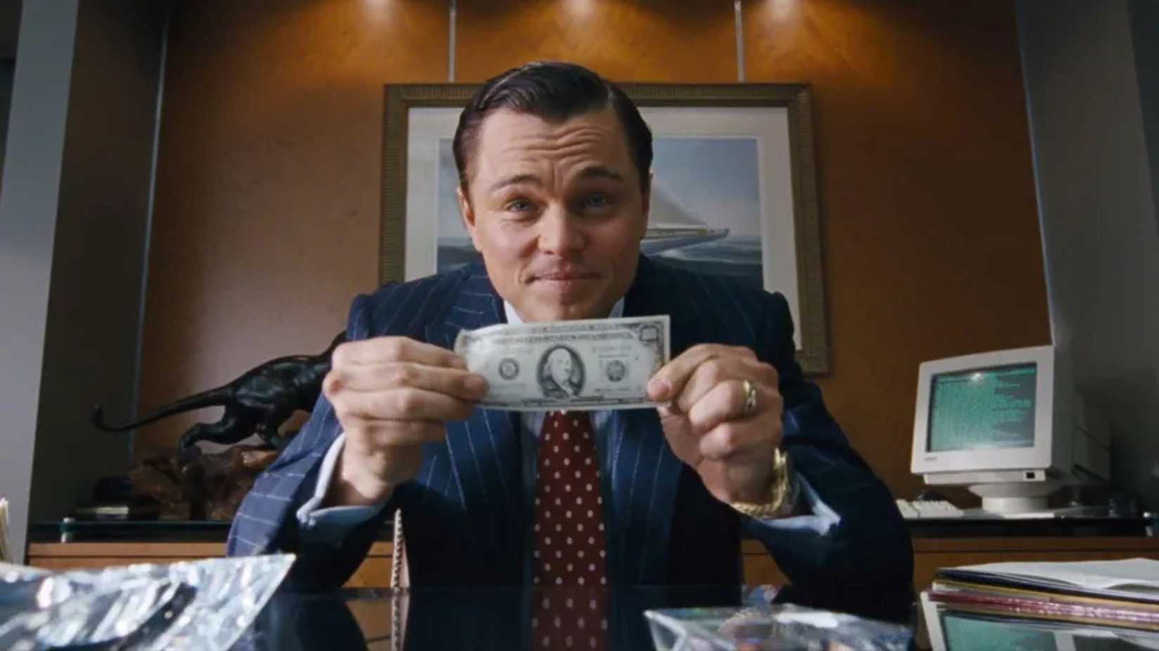 Leonardo DiCaprio como Jordan Belfort em cena de O Lobo de Wall Street (2013)