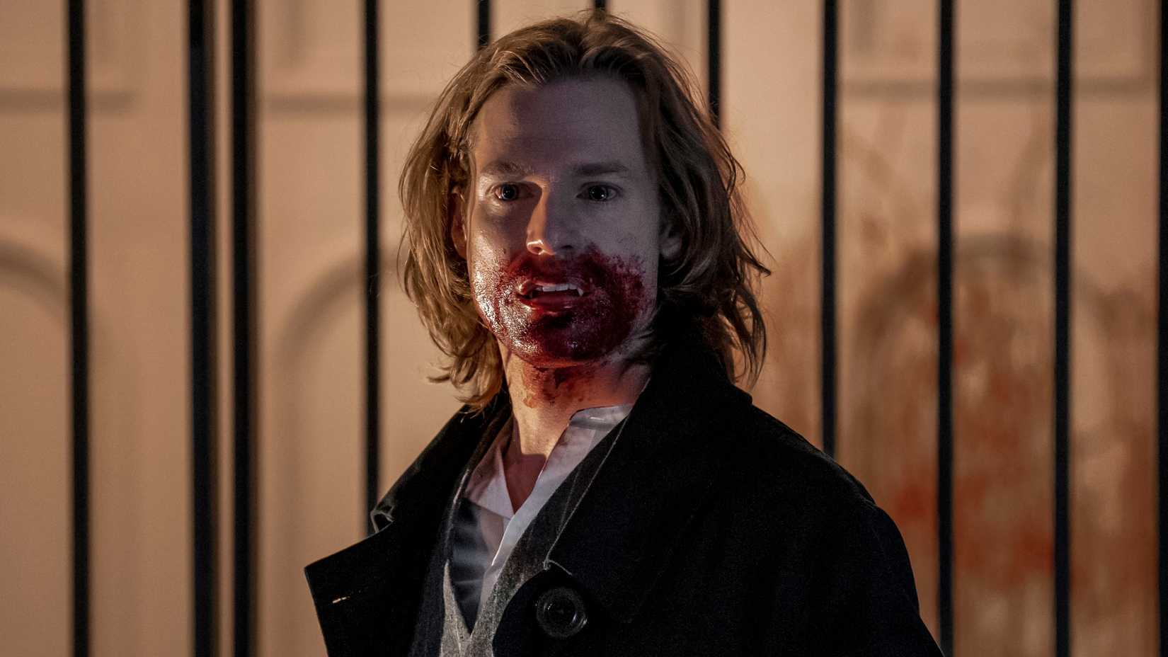 Lestat com sangue na boca em Entrevista com o Vampiro