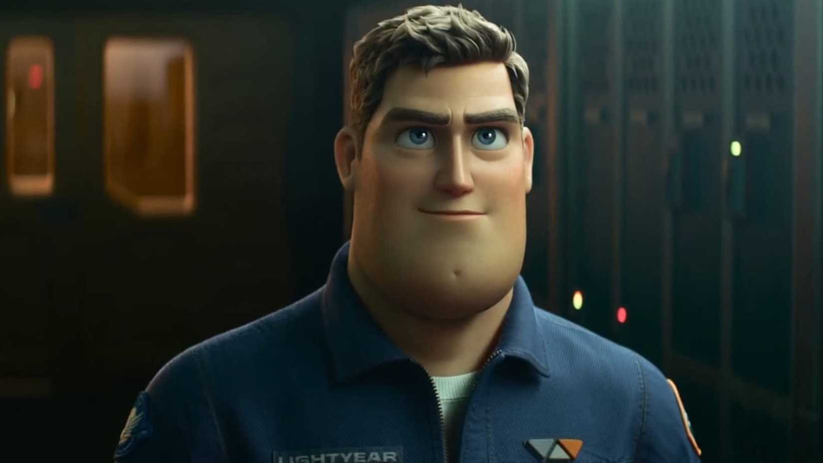 Buzz olha para cima triunfante em Lightyear