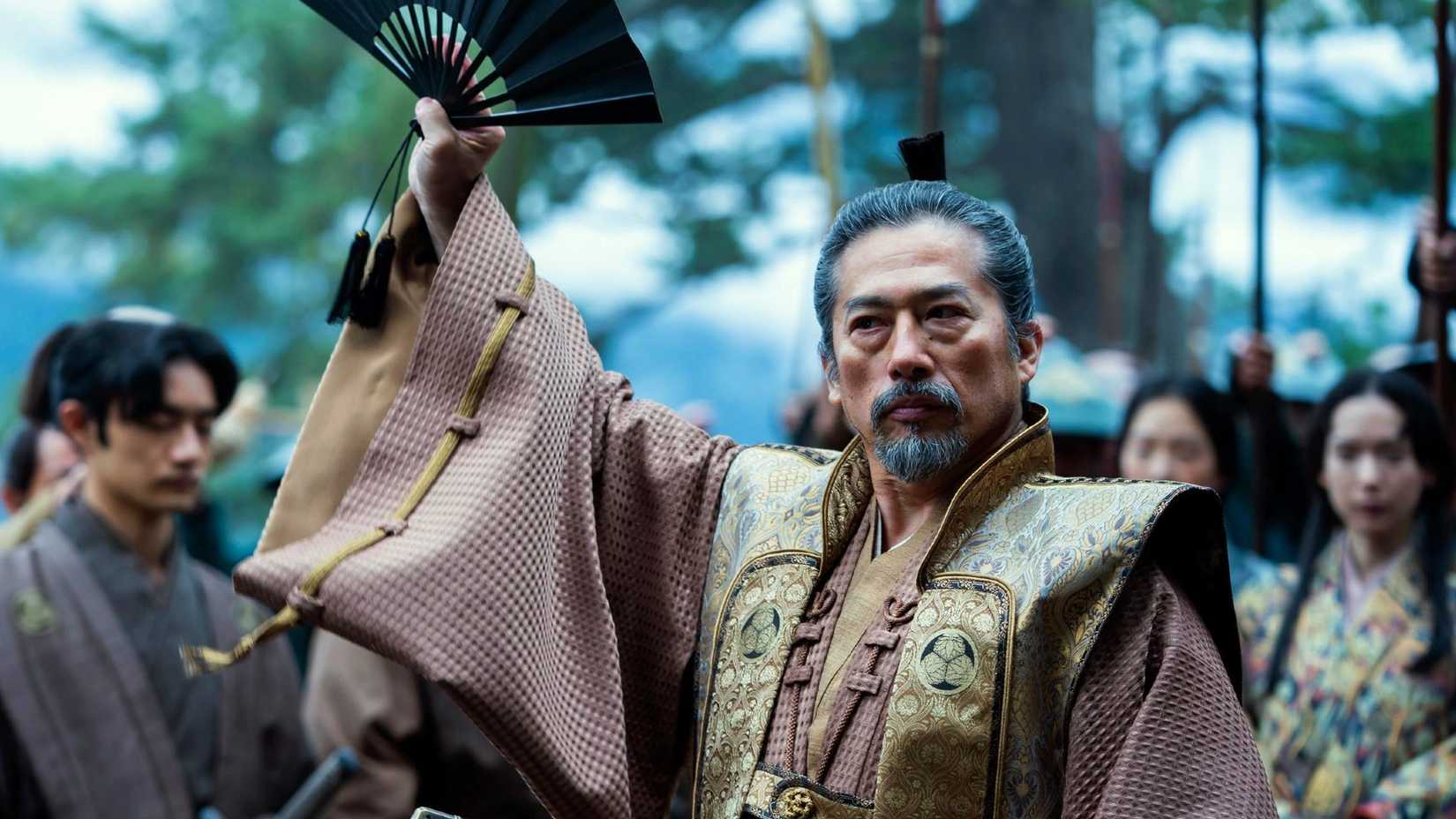 Lord Toranaga acena com seu leque na primeira temporada de Shogun