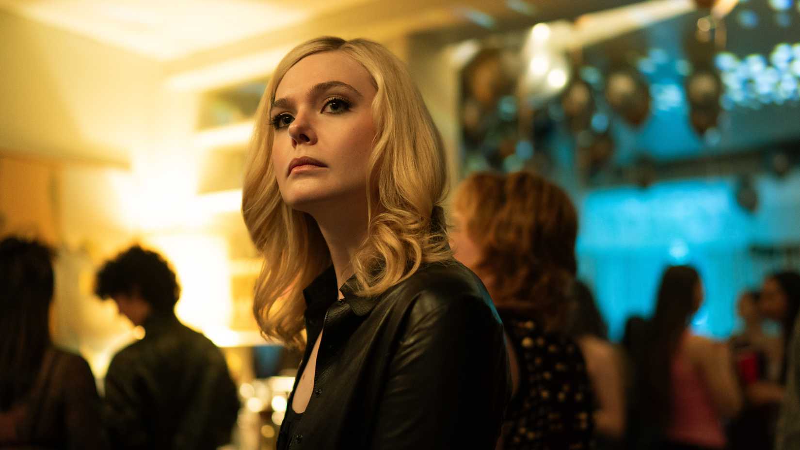 Margo em cena da série Margo's Got Money Troubles, usando regata e jaqueta de couro pretas