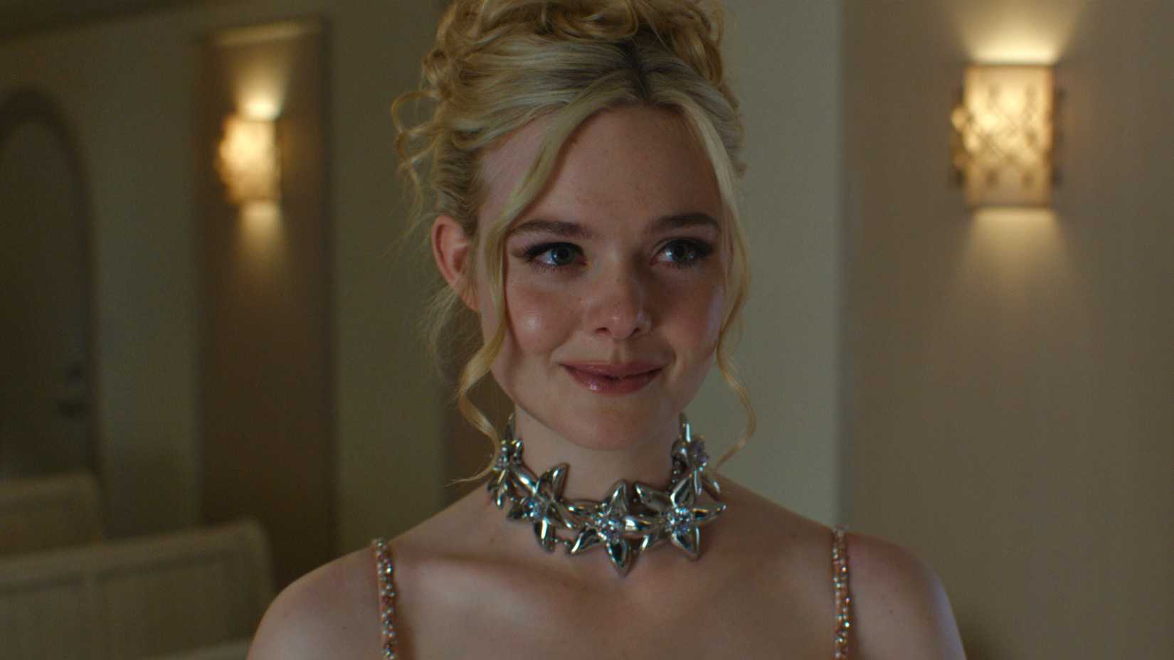 Elle Fanning como Margo em Margo's Got Money Troubles