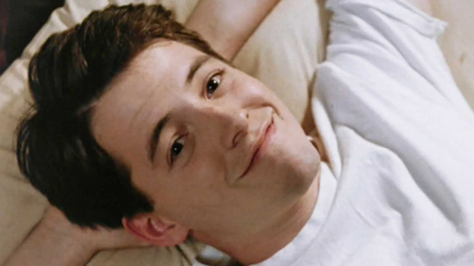 Matthew Broderick sorri como Ferris Bueller em Curtindo a Vida Adoidado