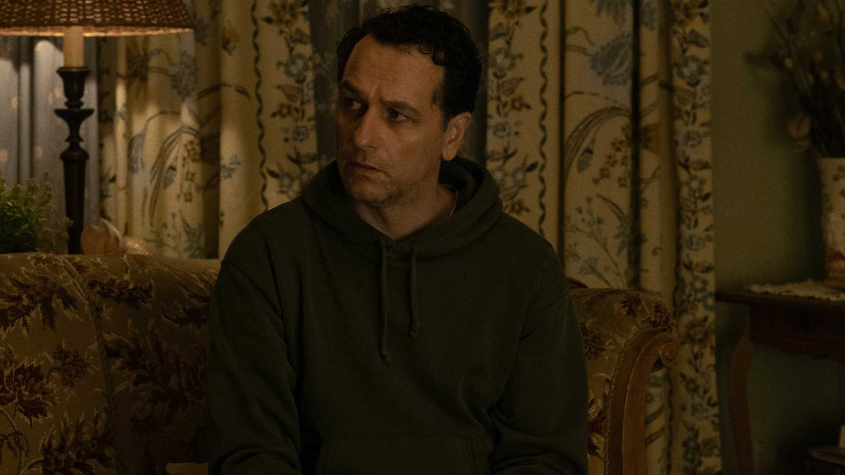 Matthew Rhys como Tom Loftis, em cena do final da primeira temporada de Widow's Bay