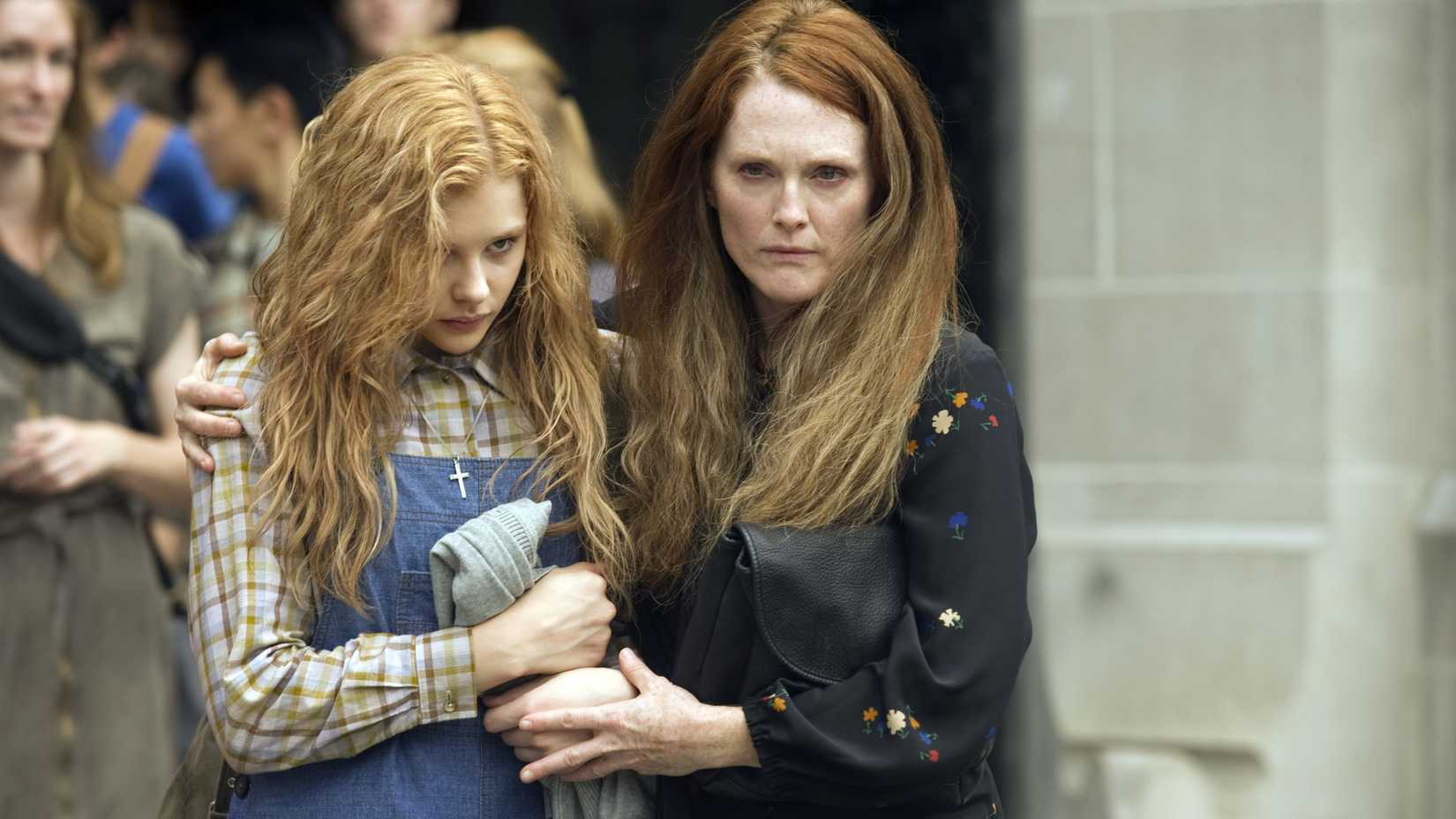 Carrie é conduzida pela mãe em Carrie: A Estranha (2013)