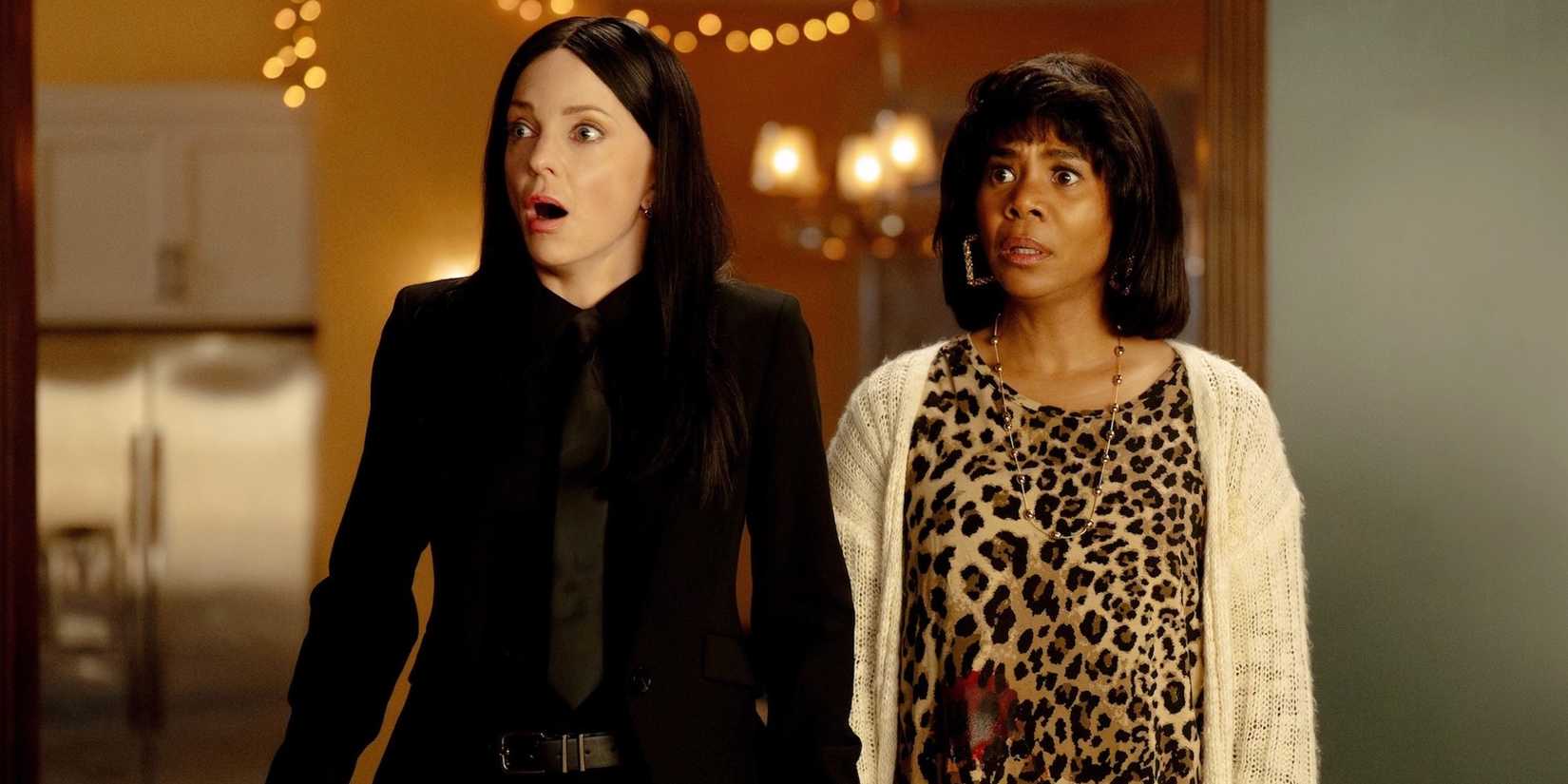 Anna Faris e Regina Hall em cena de Todo Mundo em Pânico