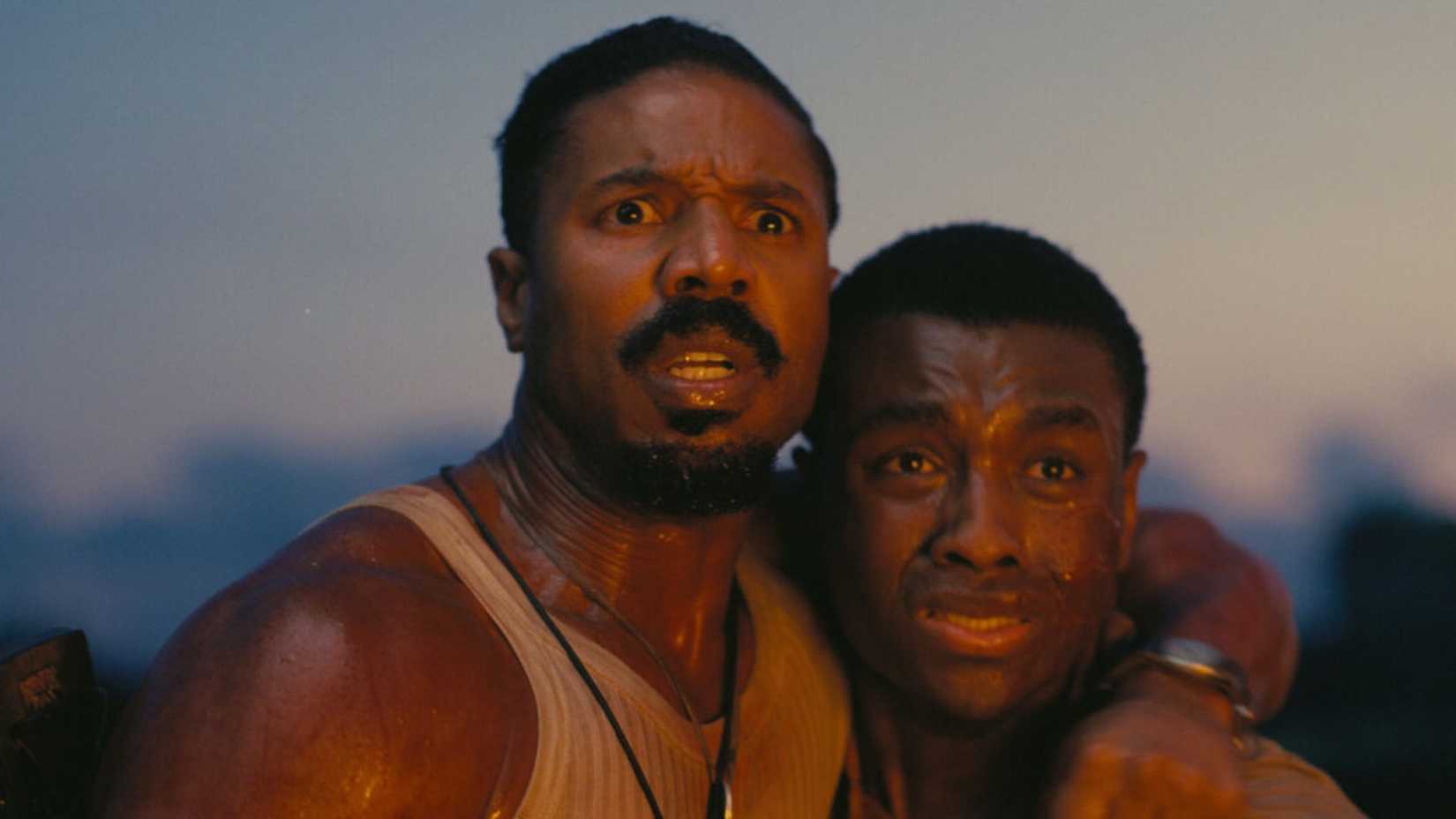 Michael B. Jordan como Smoke e Miles Caton como Samuel Sammie em Sinners