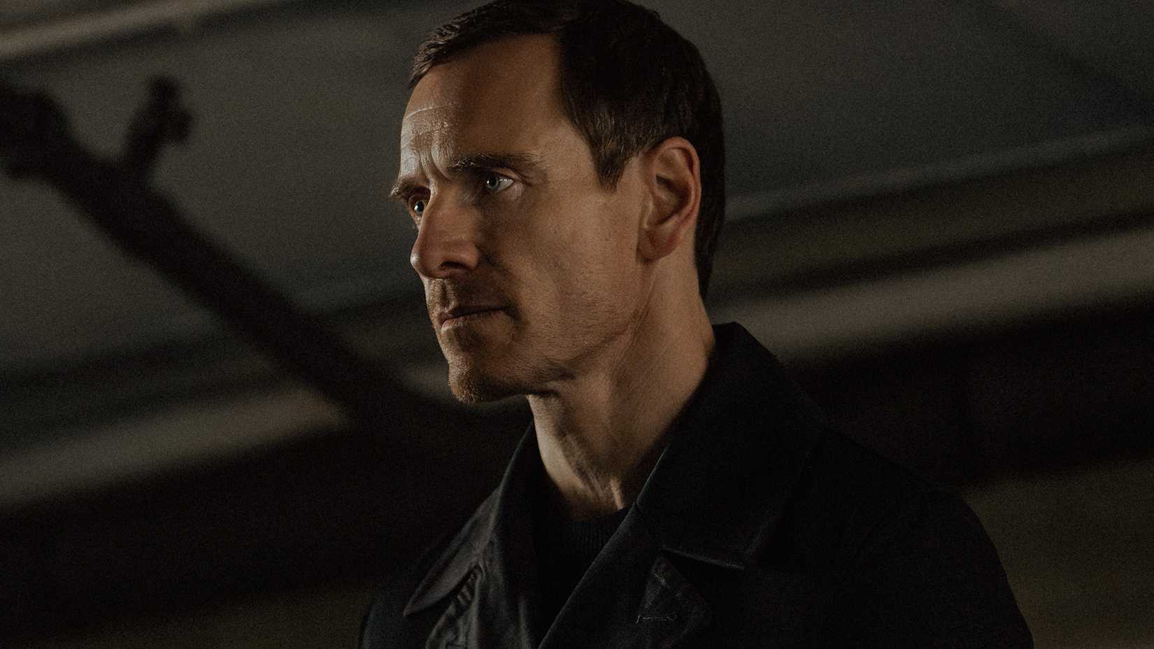 Michael Fassbender como Martian em The Agency