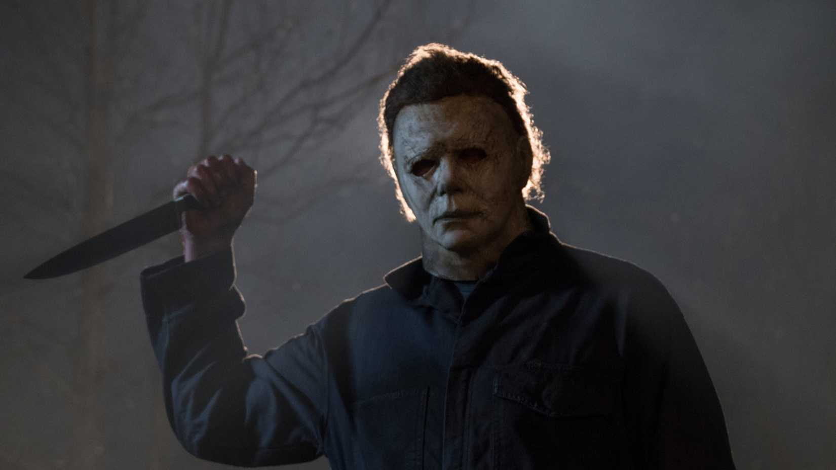 Michael Myers segura uma faca em Halloween (2018)
