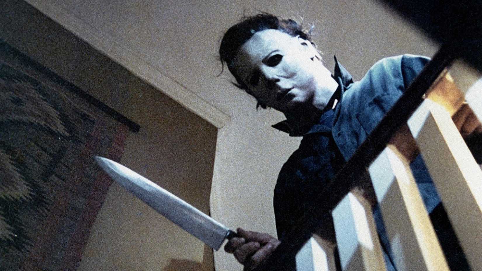 Michael Myers segura uma faca em cena de Halloween (1978)