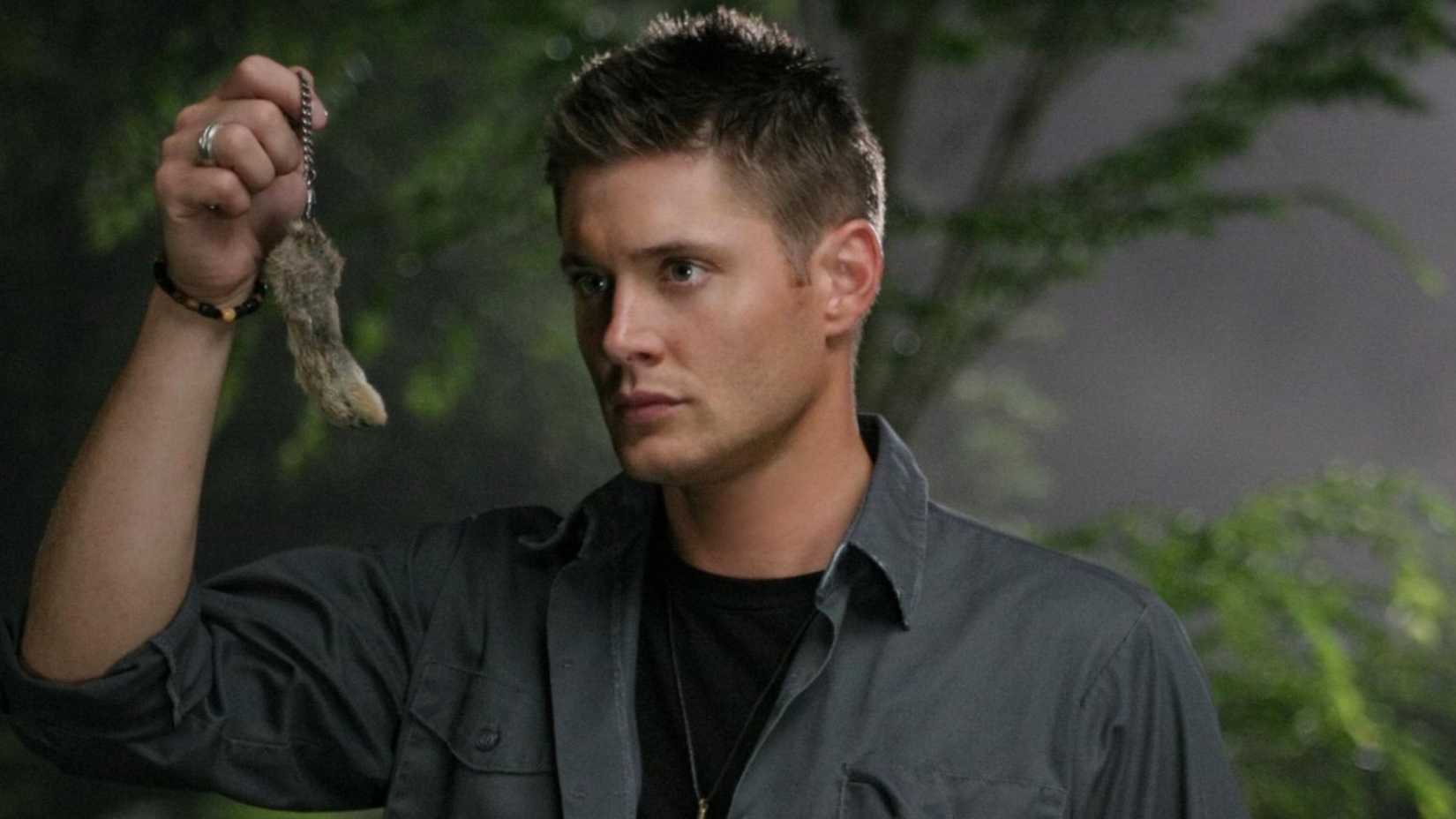 Dean segura o pé de coelho amaldiçoado em episódio da terceira temporada de Supernatural