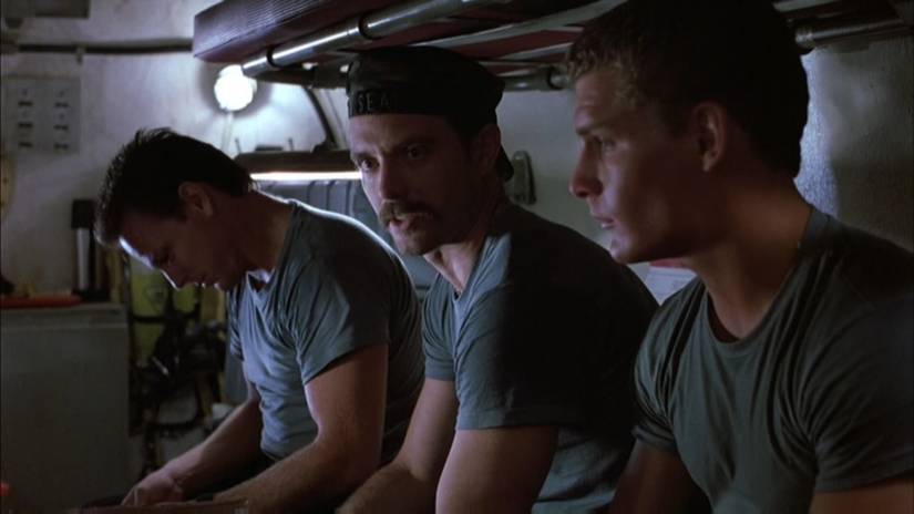 Michael Biehn em cena de O Segredo do Abismo, de James Cameron
