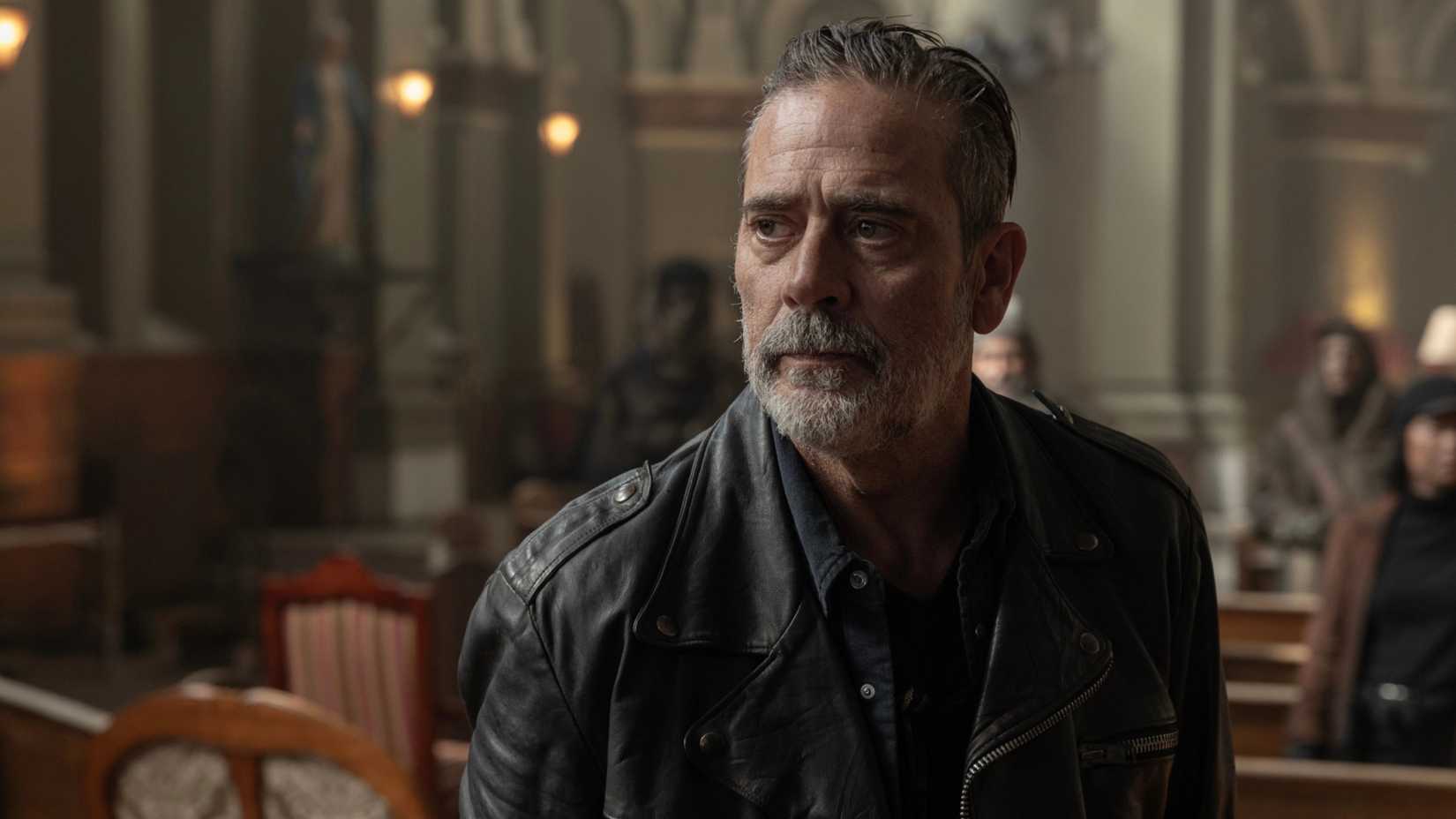 Negan com expressão preocupada em igreja na segunda temporada de The Walking Dead: Dead City