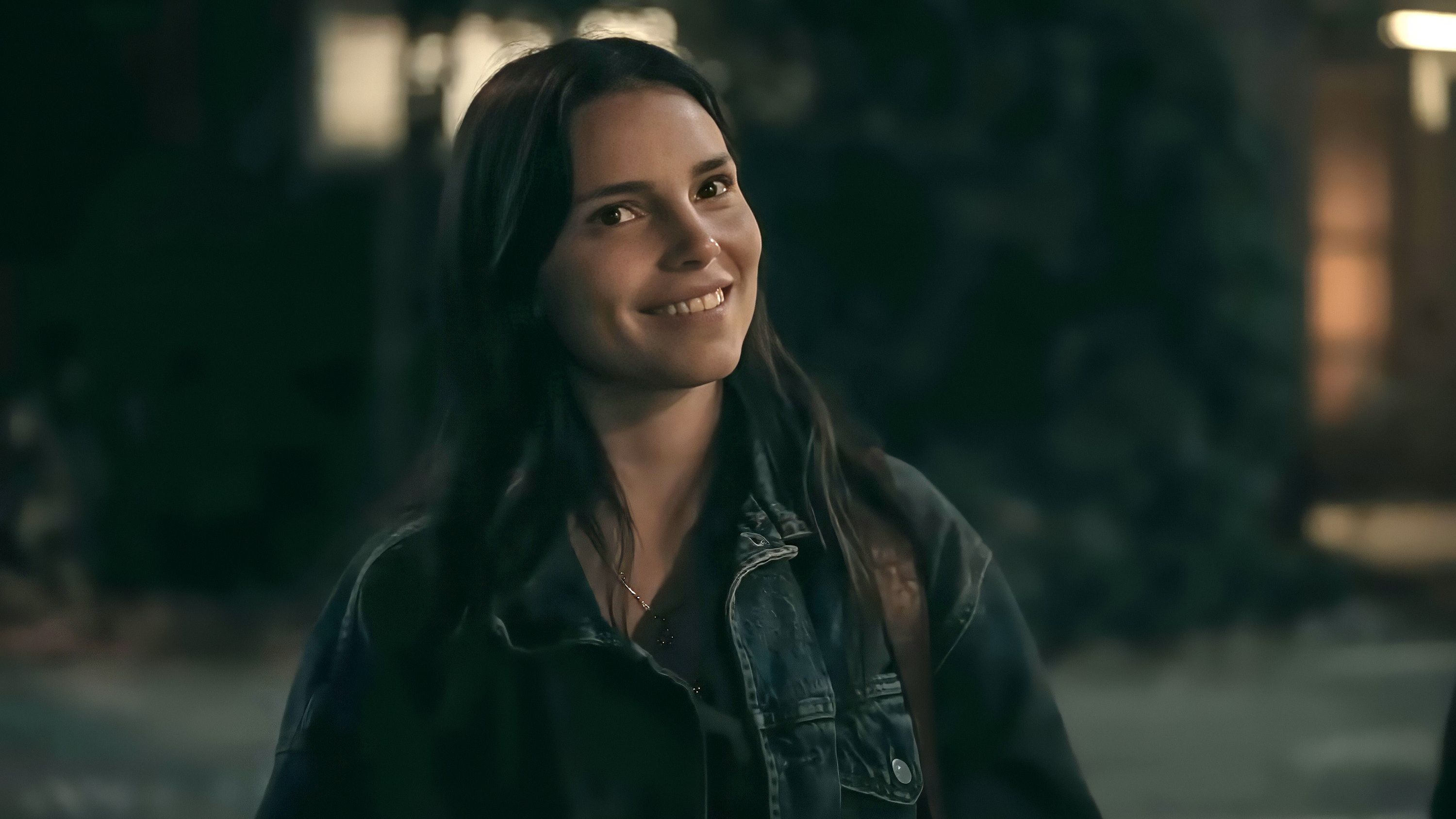 Nikki exibe um sorriso enigmático em Obsession