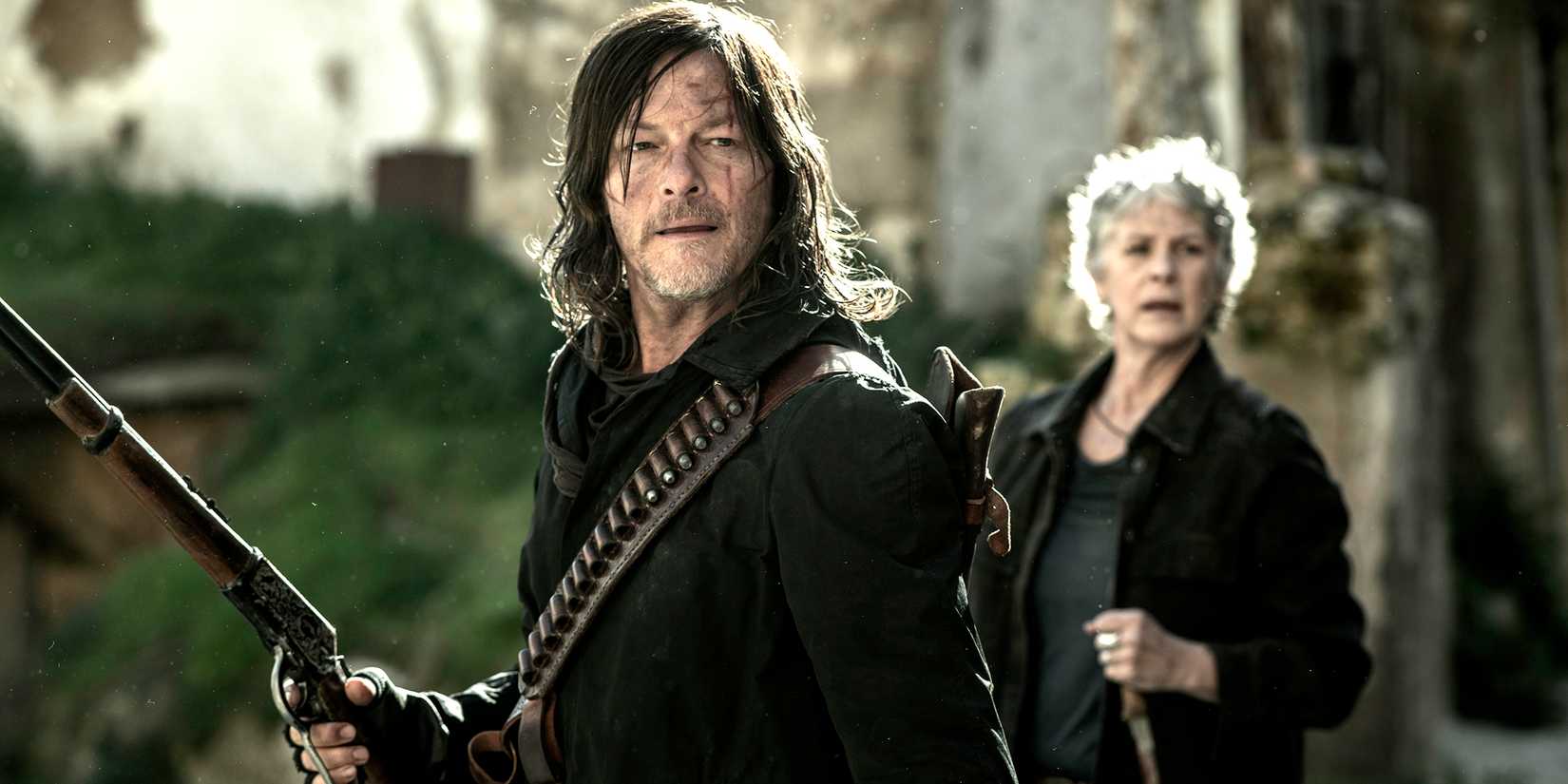 Daryl e Carol em cena da terceira temporada de The Walking Dead: Daryl Dixon