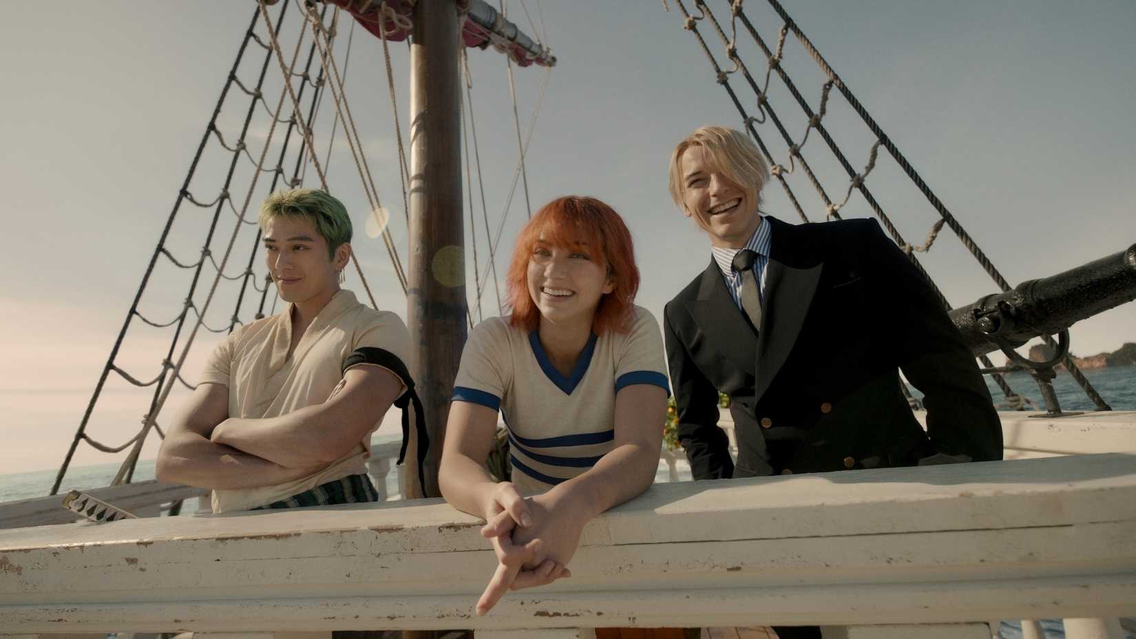 Zoro, Nami e Sanji sorriem no convés do Going Merry