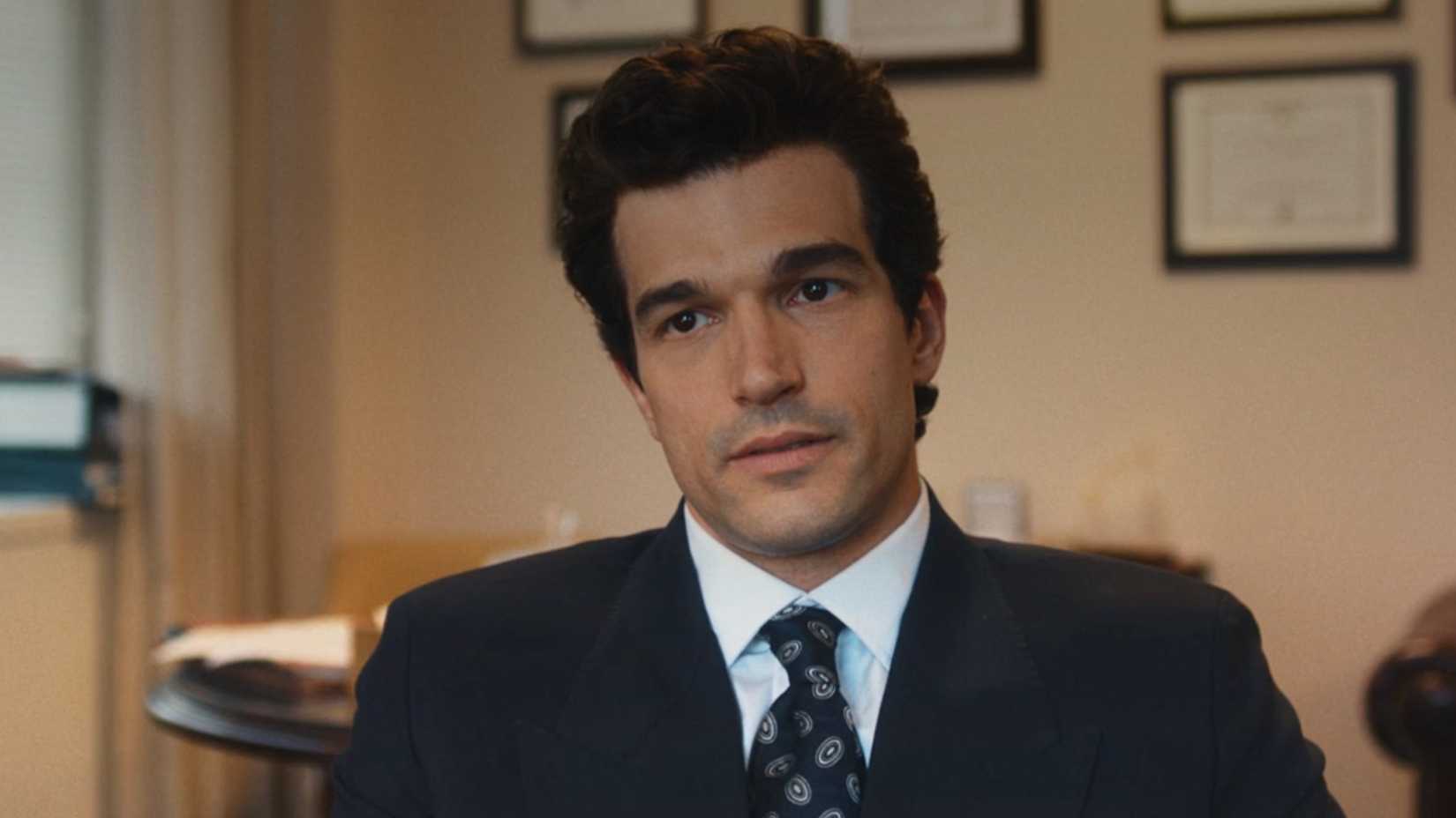 Paul Anthony Kelly em cena de Love Story