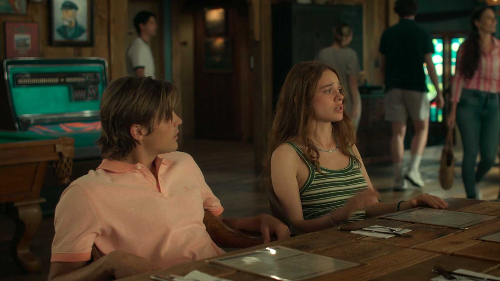 Percy e Mason na taverna em Every Year After