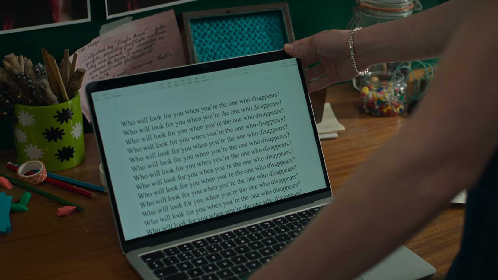 Pip observa em seu computador uma página que questiona quem a procurará quando ela mesma desaparecer, em cena