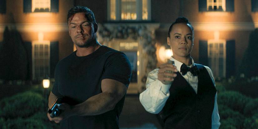 Jack Reacher (Alan Ritchson) empunha uma arma enquanto Frances Neagley (Maria Sten) segura uma granada no oitavo episódio