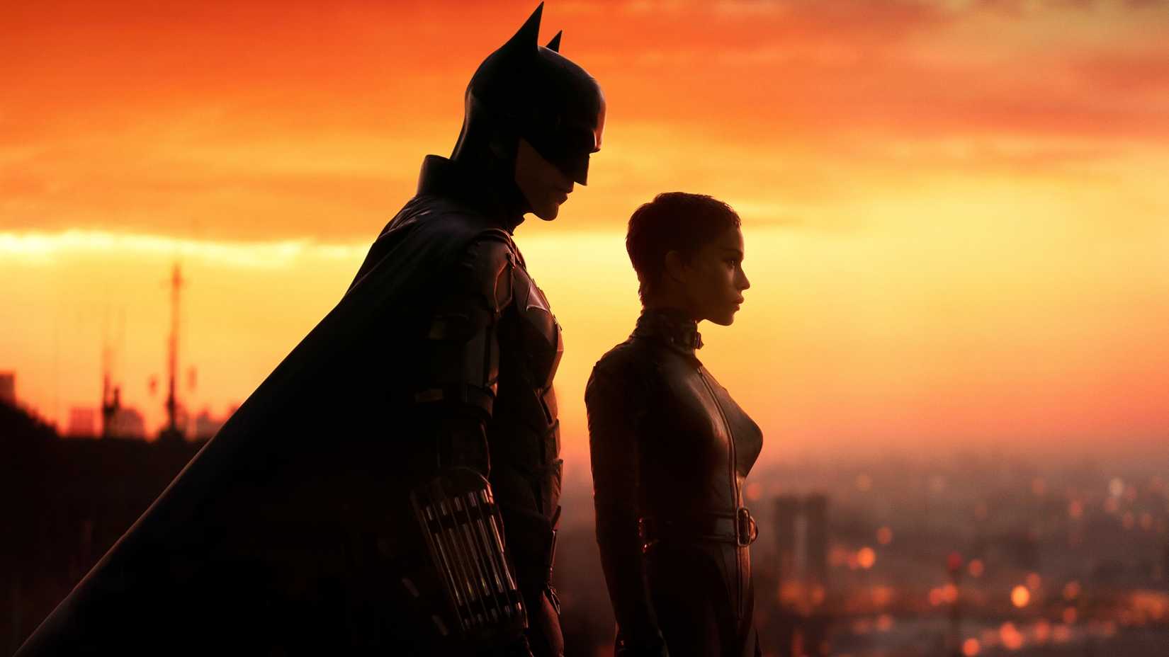 Robert Pattinson e Zoë Kravitz em imagem promocional de The Batman