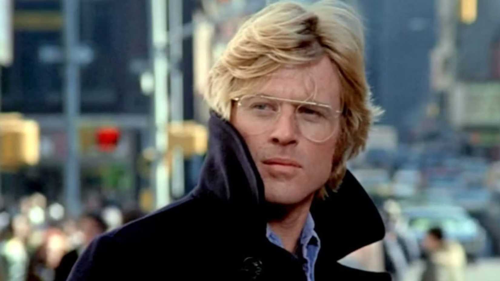 Robert Redford usa casaco e óculos em cena de "Três Dias do Condor"