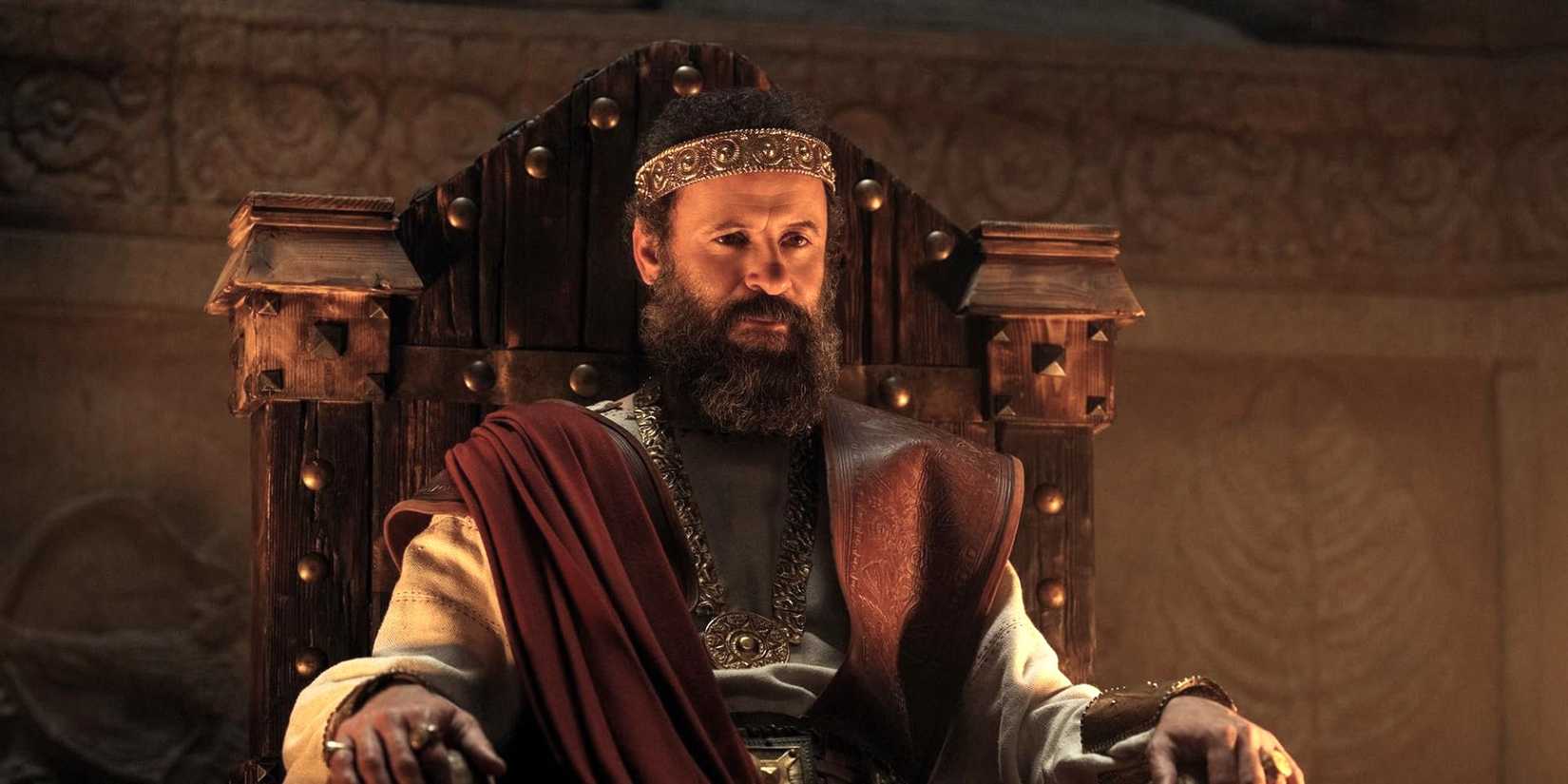 Ali Suliman como Rei Saul no trono em House of David, 2ª temporada