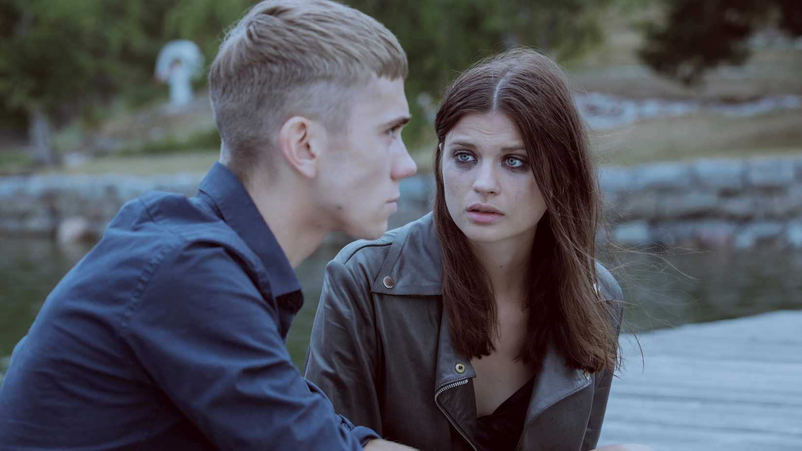 Sebastian e Maja em "Areia Movediça", da Netflix
