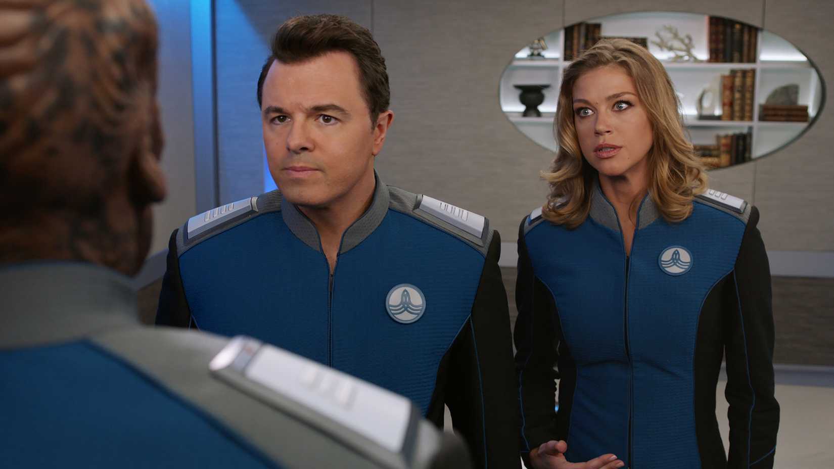 Seth MacFarlane e Adrianne Palicki em The Orville