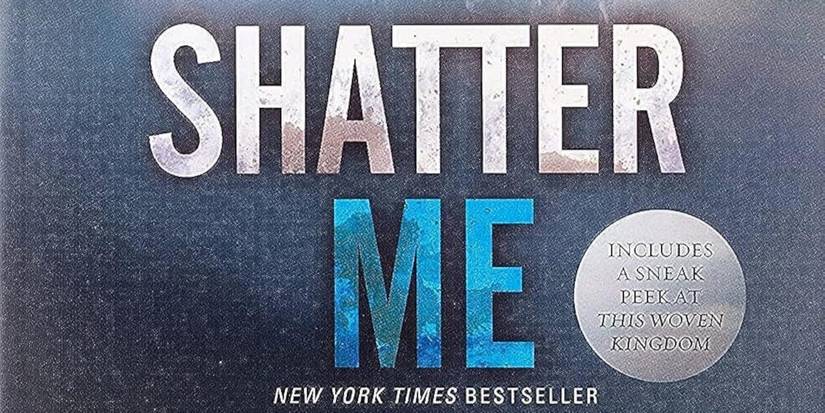 Capa de Shatter Me com título em letras de bloco brancas e azuis sobre fundo cinza