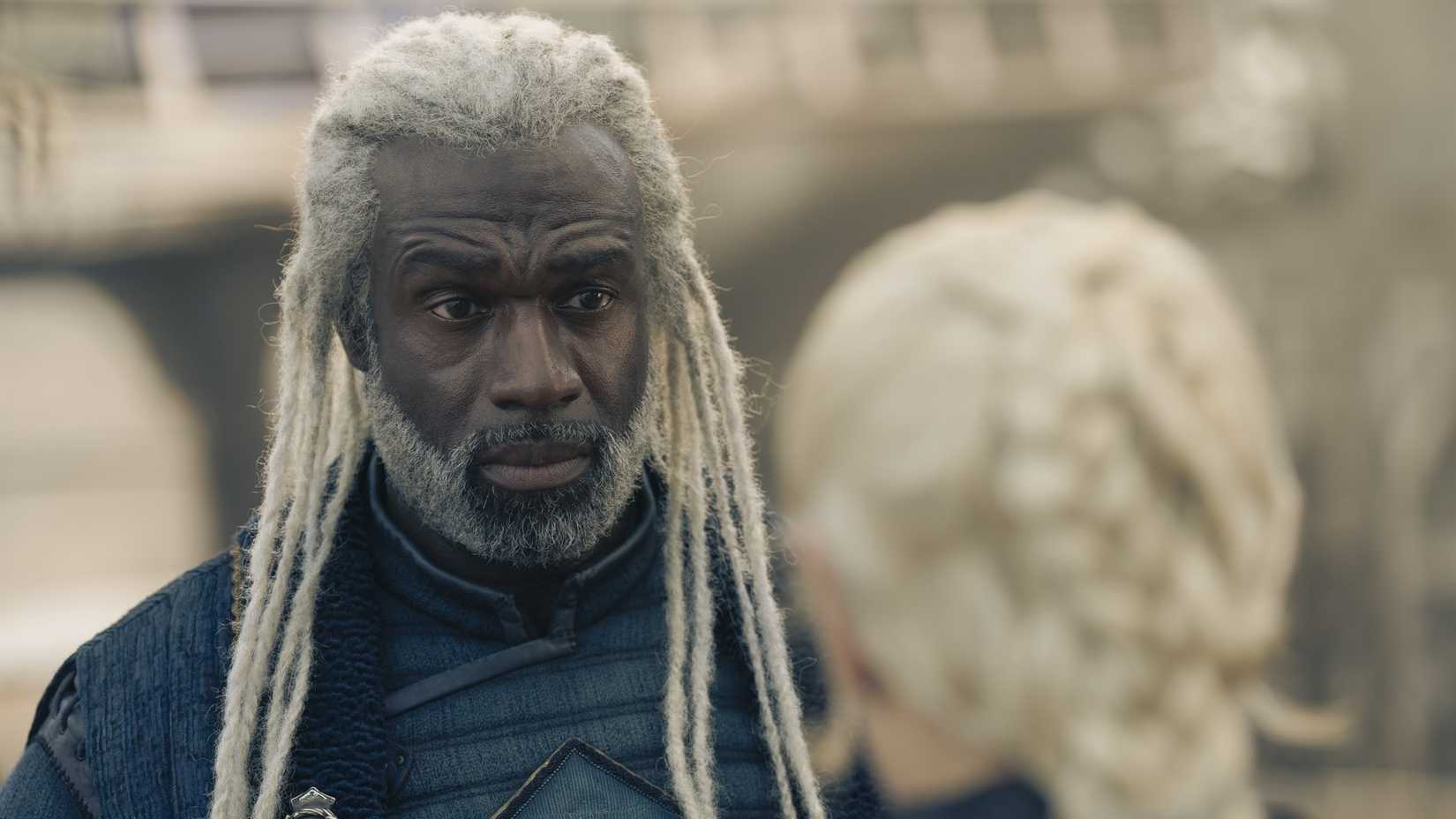 Steve Toussaint como Corlys Velaryon e Emma D'Arcy como Rhaenyra Targaryen em A Casa do Dragão