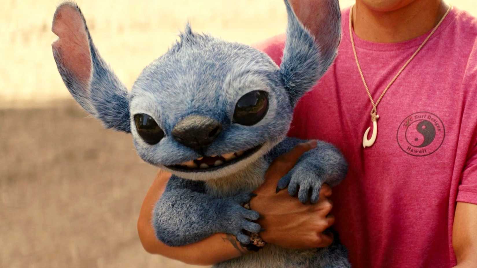 David segura Stitch no filme Lilo & Stitch