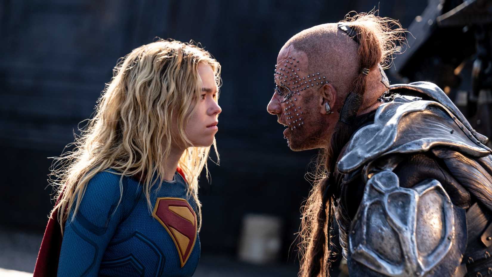 Supergirl é confrontada por personagem misterioso em filme da DC