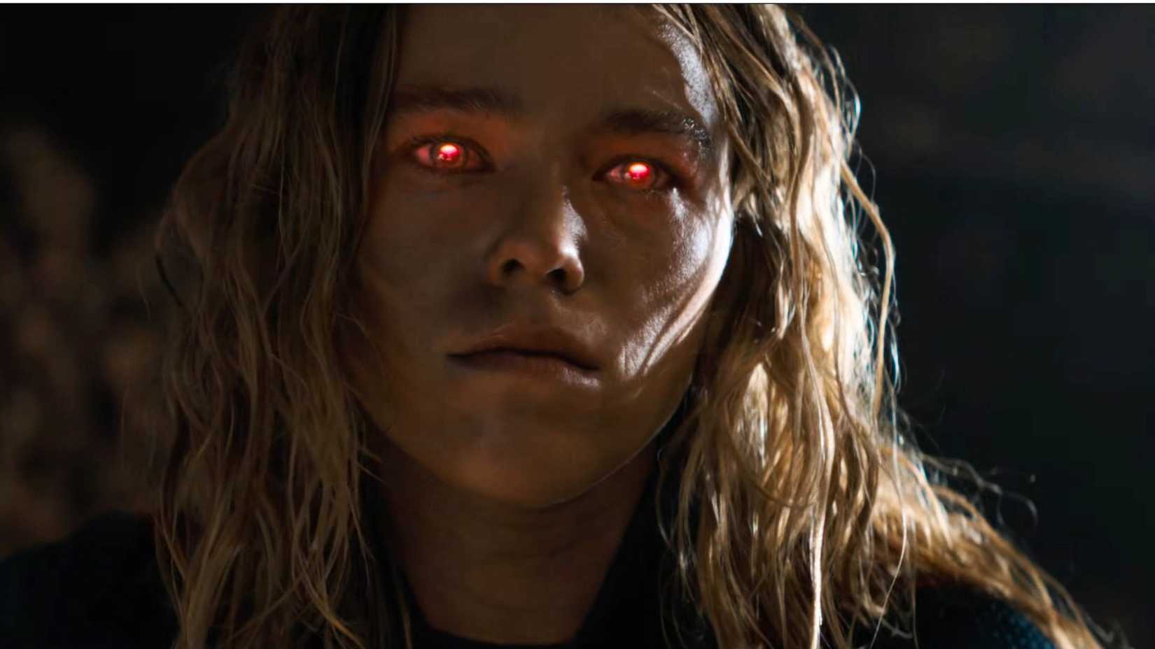 Supergirl com olhos vermelhos brilhantes