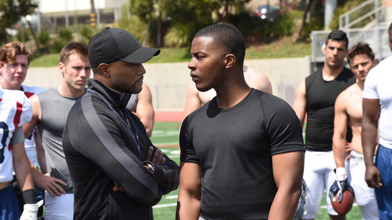 Taye Diggs e Daniel Ezra em cena da primeira temporada de All American