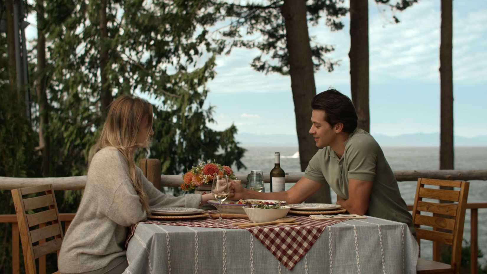 Taylor e Sam de mãos dadas durante jantar em Every Year After