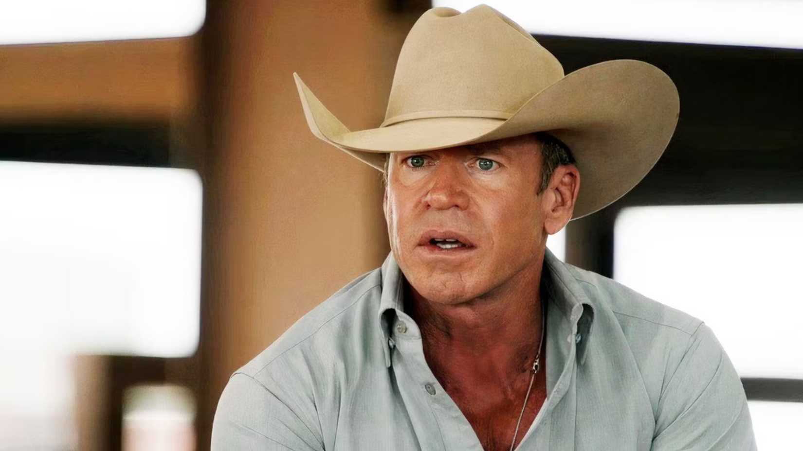 Taylor Sheridan como Travis Wheatley em Yellowstone
