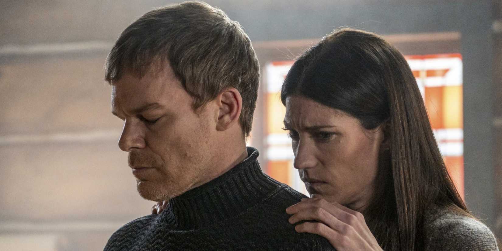 Dexter (Michael C. Hall) e Debra Morgan (Jennifer Carpenter) se abraçam em Dexter: New Blood