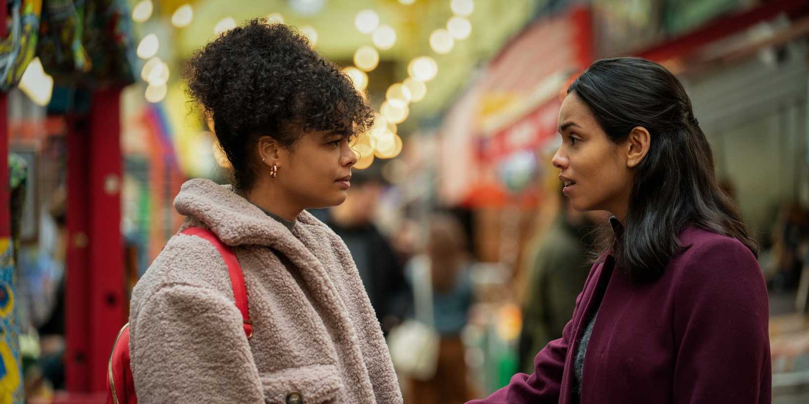 Lydia West e Georgina Campbell em Suspicion