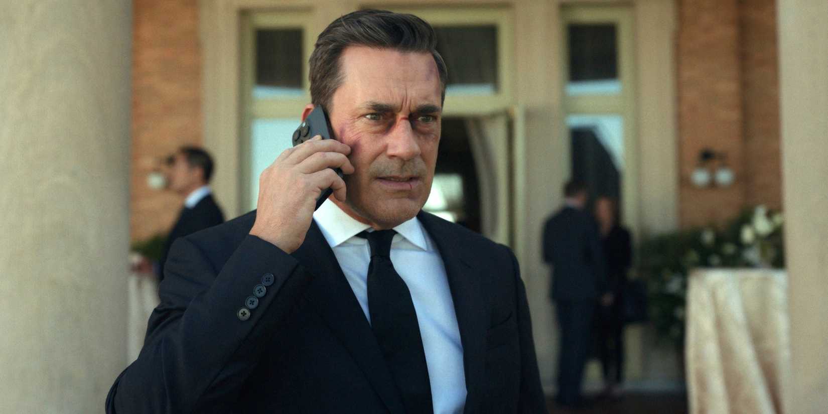 Jon Hamm com o rosto machucado durante cena de Your Friends & Neighbors