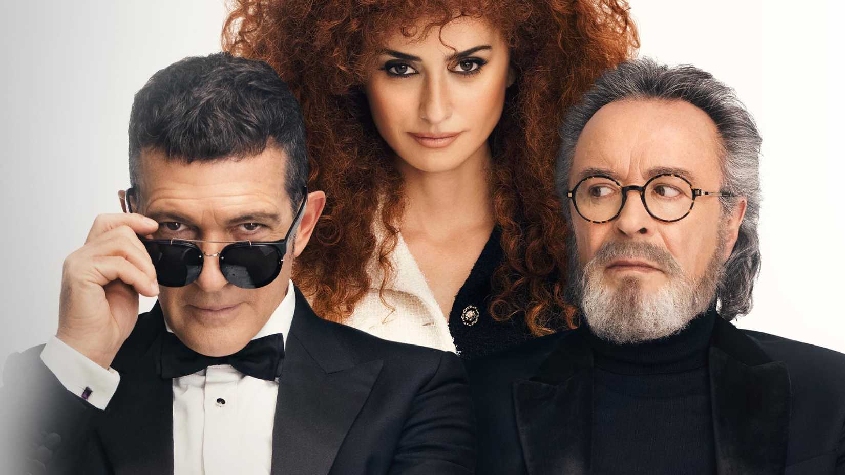 Elenco de Competência Oficial olha para a câmera