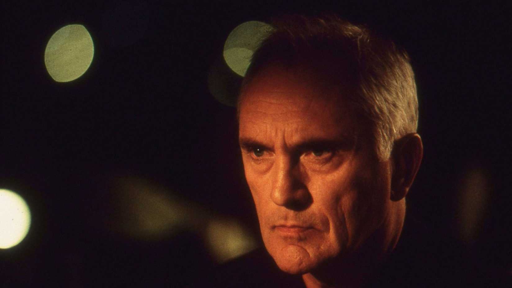 Terence Stamp em cena de O Estranho (The Limey)