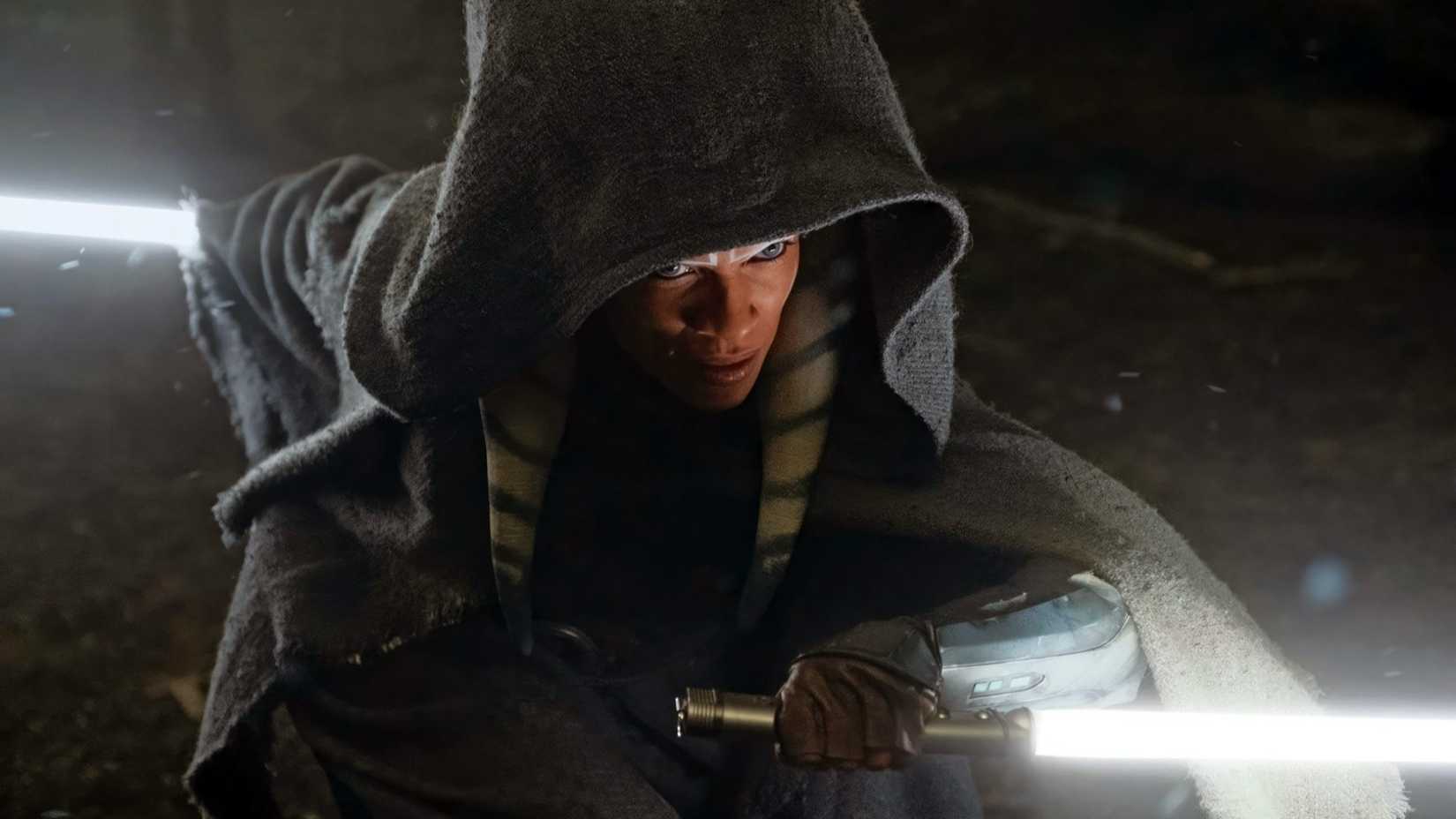 Rosario Dawson como Ahsoka Tano empunhando sabres de luz brancos em The Mandalorian
