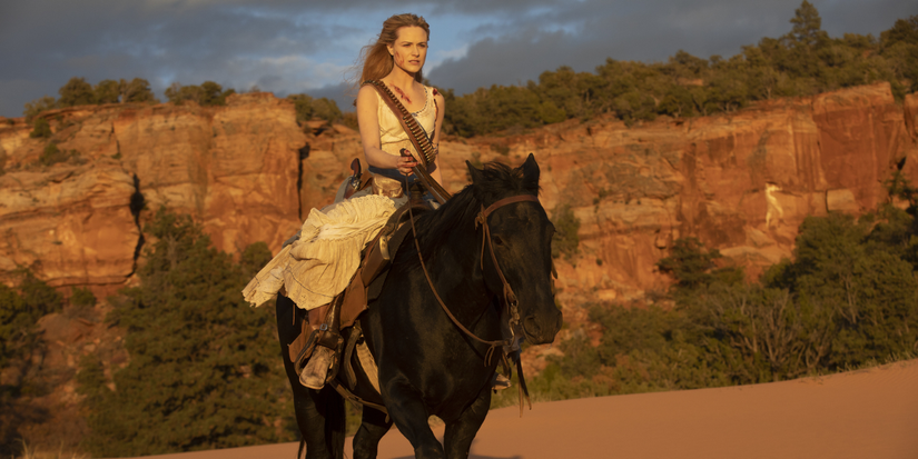 Dolores monta um cavalo preto na segunda temporada de Westworld